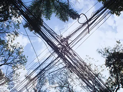 ENEL retira mais de 5 toneladas de cabos irregulares e clandestinos no 1º semestre