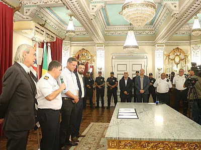 Santos firma convênio com a Marinha para intensificar fiscalização de embarcações