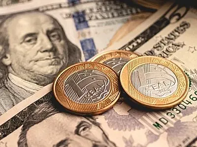 Dólar cai para R$ 4,77 e fecha no menor valor em mais de um ano