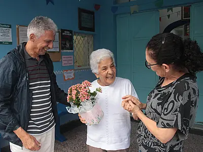 Idosa retorna à escola que "inaugurou" em morro de Santos há 84 anos