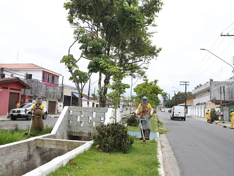 Guarujá atende demandas de zeladoria em vários bairros