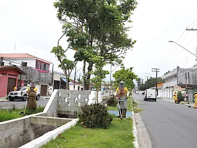 Guarujá atende demandas de zeladoria em vários bairros
