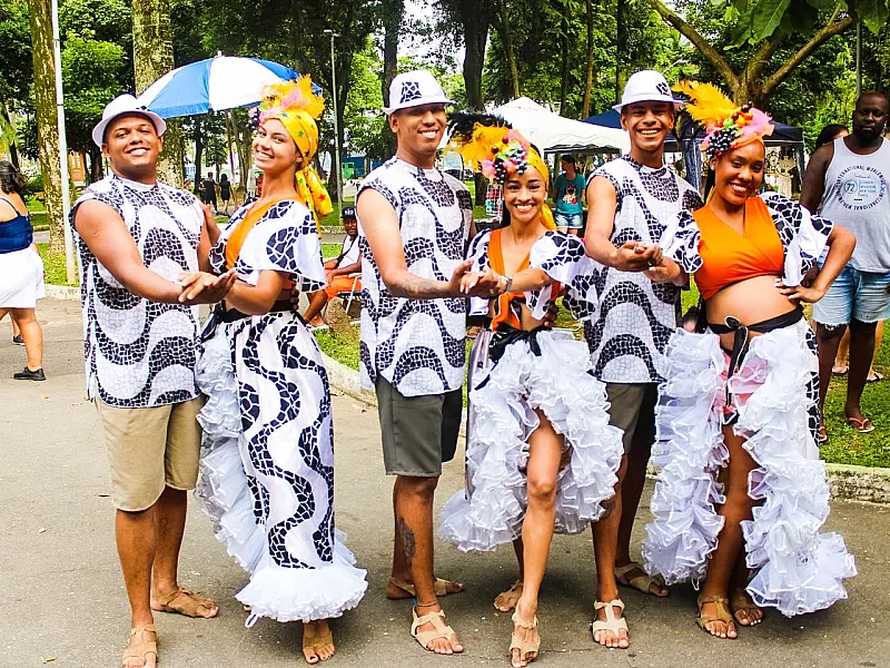 Programação reúne atrações gratuitas com música, cultura popular e clima de folia nas ruas vicentina