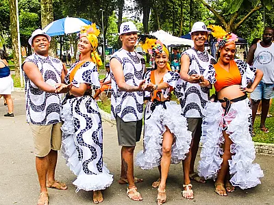 Programação reúne atrações gratuitas com música, cultura popular e clima de folia nas ruas vicentina