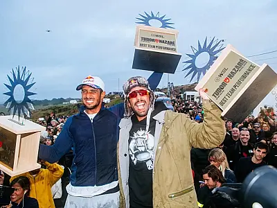 Ex-BBBs, Chumbo e Scooby vencem campeonato de ondas gigantes em Nazaré