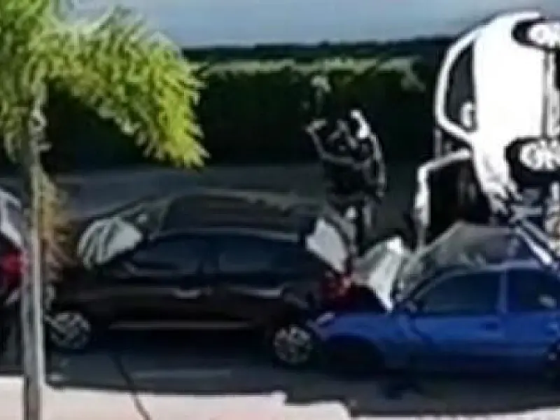 Veja o vídeo: perseguição policial a sequestradores termina com colisão de carros na Ponta da Praia