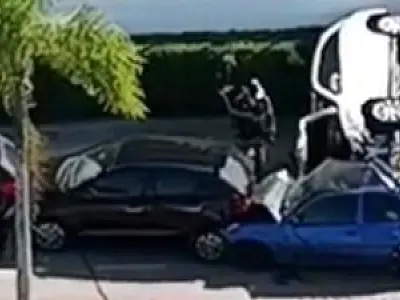 Veja o vídeo: perseguição policial a sequestradores termina com colisão de carros na Ponta da Praia