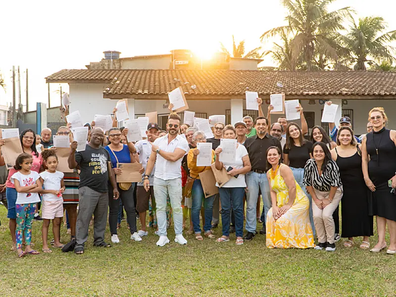 Famílias do Indaiá recebem títulos de legitimação fundiária, em Bertioga