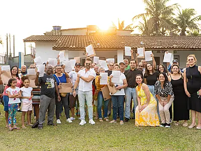 Famílias do Indaiá recebem títulos de legitimação fundiária, em Bertioga