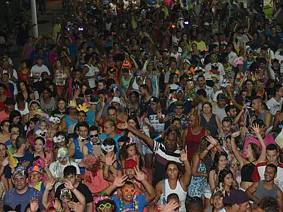 Carnaval em Bertioga é festejado com escolas de samba, bloquinhos e bailes