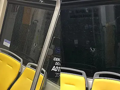 VLT cheio de estudantes é atacado por uma pedra na noite na segunda-feira