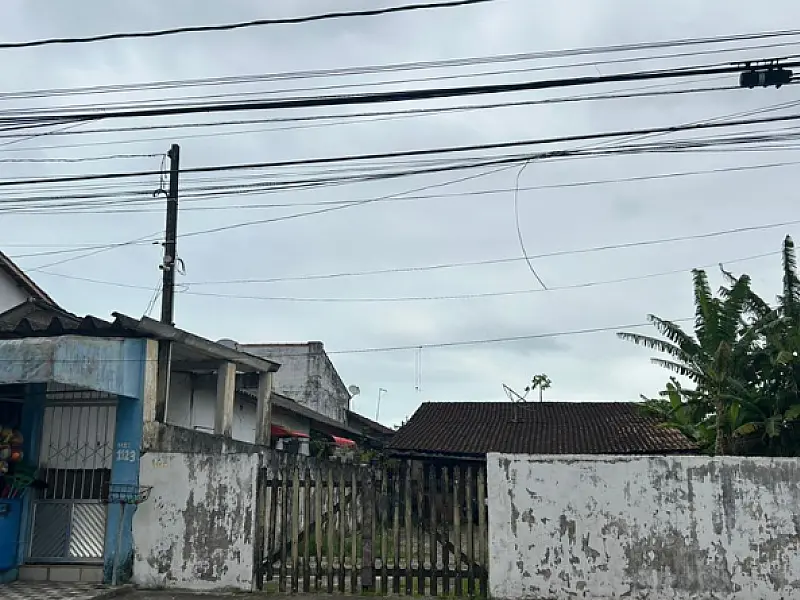 Mongaguá emite 68 notificações para combater o caos dos fios soltos nas ruas