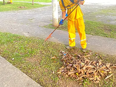 Raspação e capinação cobrem mais de 155 km em 310 ruas de Santos em outubro