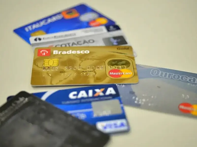 Juros do cartão de crédito rotativo avançam e chegam a 445% ao ano