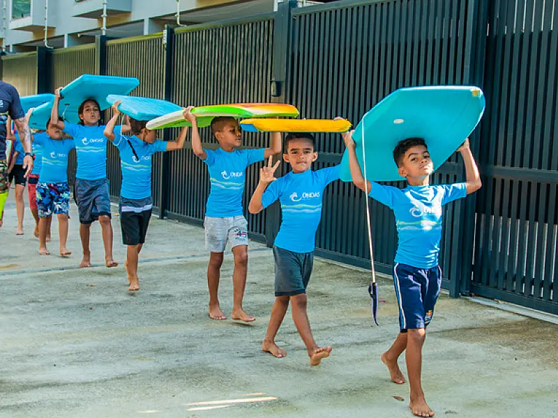 Surfe olímpico transforma vidas de crianças em situação de vulnerabilidade em Guarujá