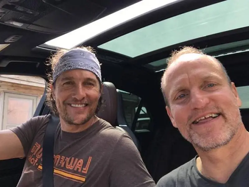 Matthew McConaughey conta que Woody Harrelson pode ser seu irmão biológico