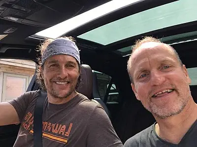 Matthew McConaughey conta que Woody Harrelson pode ser seu irmão biológico