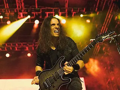 Kiko Loureiro se afasta da Megadeth em turnê e banda anuncia substituto