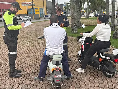 Setran orienta usuários de ciclomotores em ações do Maio Amarelo em Praia Grande/SP