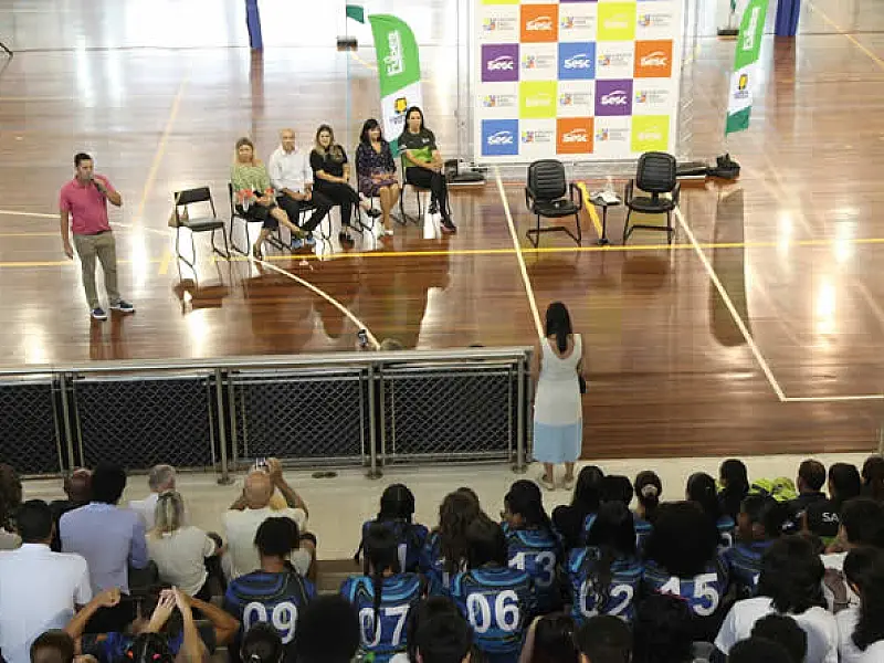 Estudantes de Santos se inspiram e praticam vôlei com medalhista olímpica Virna Dias
