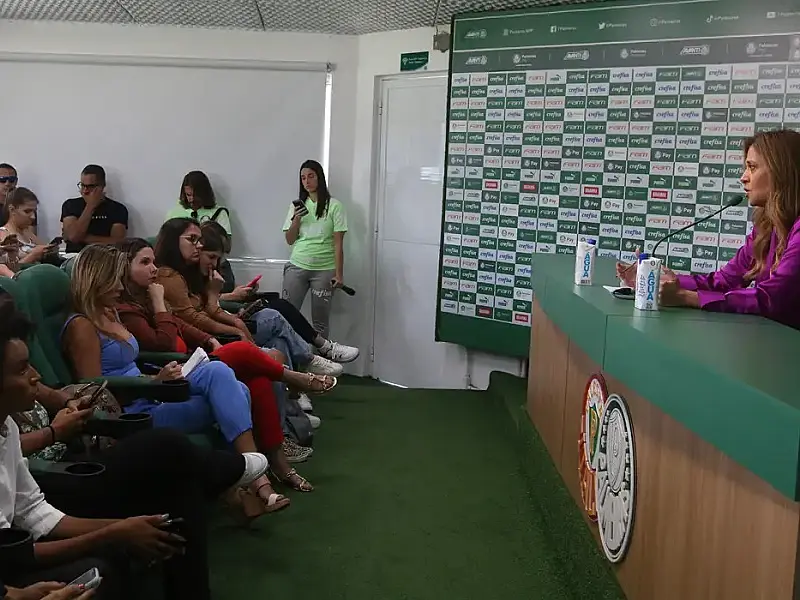 Palmeiras anuncia Abel Ferreira até 2025 em coletiva só para mulheres