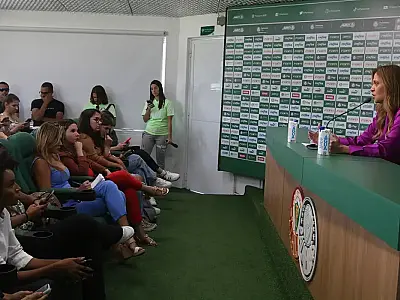 Palmeiras anuncia Abel Ferreira até 2025 em coletiva só para mulheres