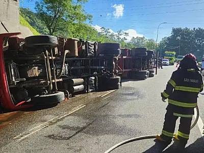 Motorista perde o controle de carreta carregada com 170 kg de pneus