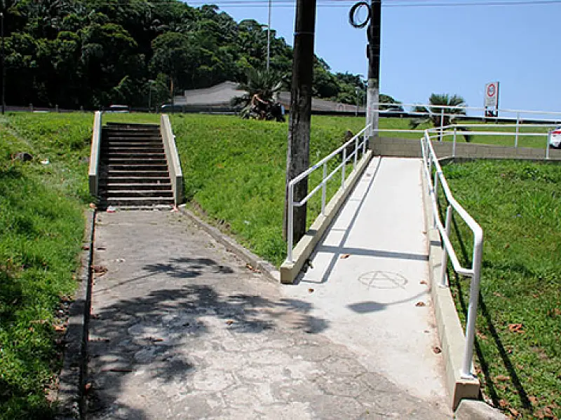 Mais acessibilidade: rampa é construída sobre canal no Bairro Sítio do Campo