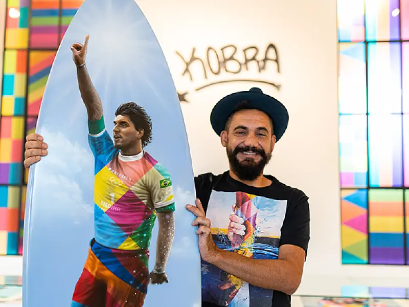 Eduardo Kobra celebra desempenho de Medina nas Olimpíadas de Paris com grafite em prancha de surfe
