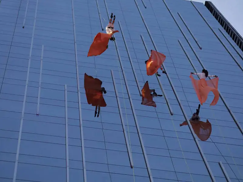 Companhia de balé apresenta espetáculo a 60 metros de altura em prédio na avenida Paulista