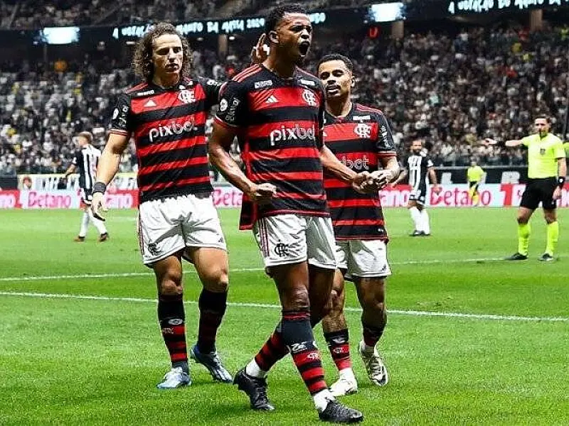 Flamengo goleia Atlético-MG e segue na liderança do Brasileiro