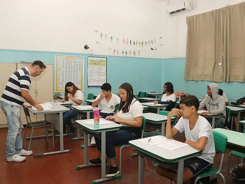 Santos abre concurso com 130 vagas para professor adjunto e intérprete de Libras
