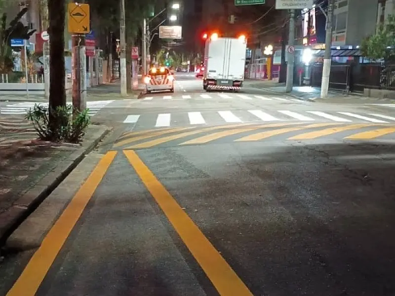 Sinalização de Rua do Gonzaga, em Santos, é revitalizada