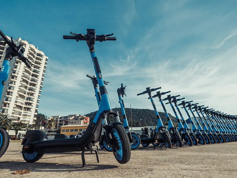 JET completa um ano de operação com patinetes elétricos no Guarujá