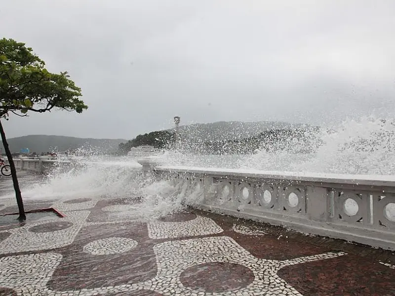 Cidade de Santos tem previsão de vento forte e chuva no final de semana