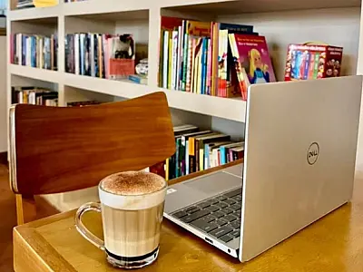 Santos ganha cafeteria com espaço aconchegante, prateleiras cheias de livros e cardápio autoral