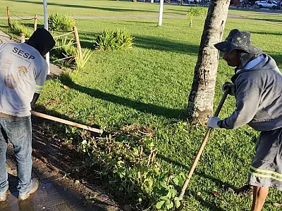 Jardim da orla do Itararé, na cidade de São Vicente, recebe zeladoria