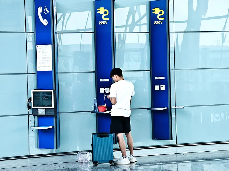 FBI faz alerta sobre carregar celular em aeroporto
