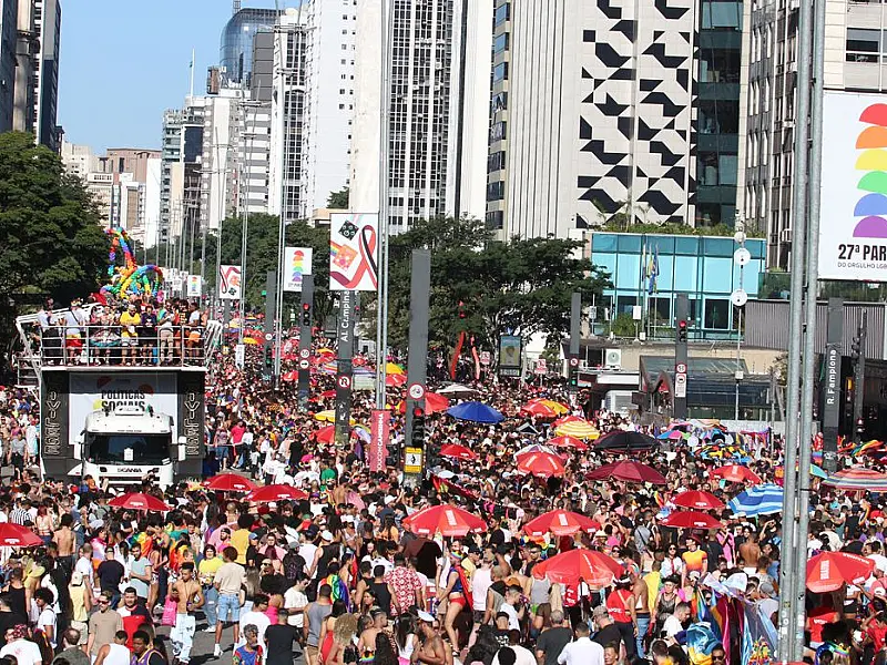 Parada LGBT une luta por políticas e festa na Avenida Paulista