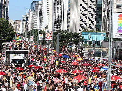 Parada LGBT une luta por políticas e festa na Avenida Paulista