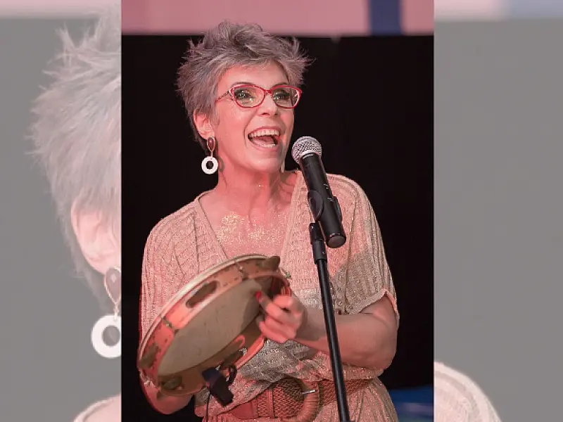 Multiartista assume aulas de percussão nos polos culturais de Bertioga