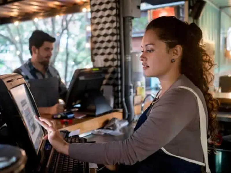Setor de bares e restaurantes registra maior salário médio da história, com crescimento de 5,8%