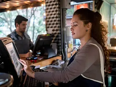 Setor de bares e restaurantes registra maior salário médio da história, com crescimento de 5,8%