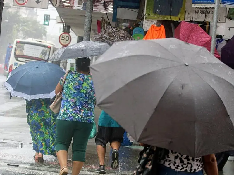 Frente fria chega a Santos com previsão de chuva intensa e mar agitado