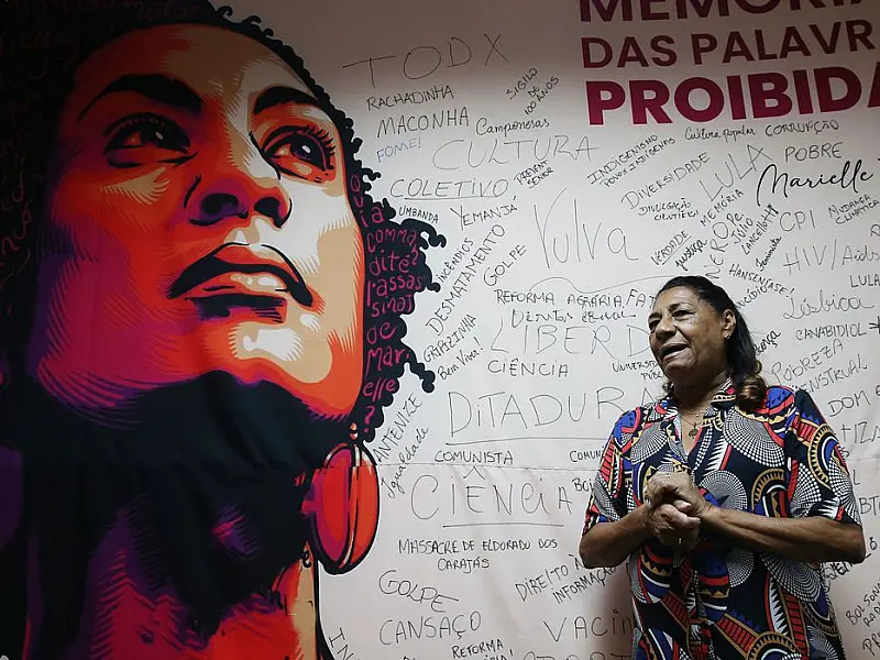 Mãe de Marielle Franco visita Memorial das Palavras Proibidas da EBC