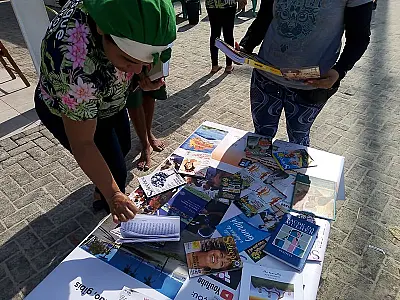 Conhecimento e Cultura: Projeto Poesia na Praia doa 150 livros na Enseada