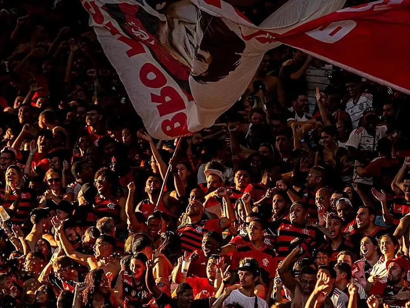 Mais de 30 torcedores de Flamengo e Vasco são levados a delegacias