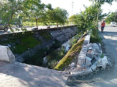 Reparos em drenagem e mureta de canal são executados em vias de Vicente de Carvalho