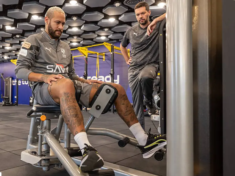 Neymar retorna ao Al-Hilal após quatro meses para dar continuidade à recuperação