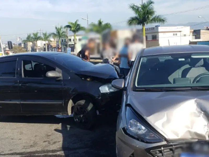 Oito carros se envolvem em acidente na via Expressa Sul, em Praia Grande